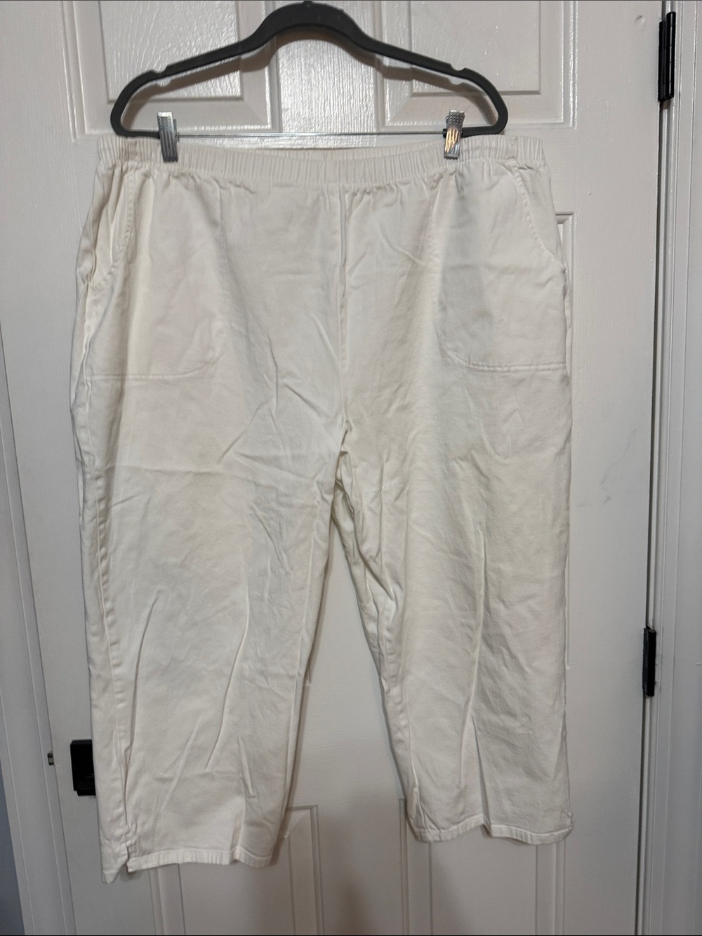 Women's white Pull-On Capri Pants